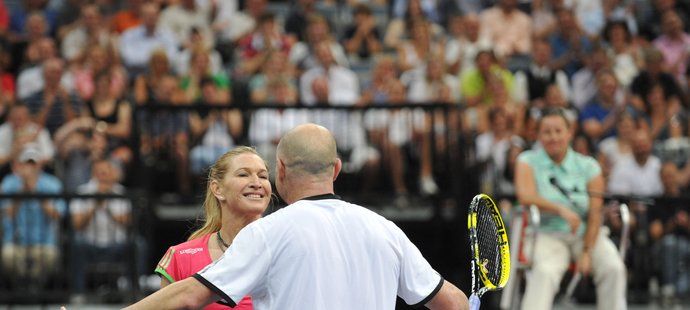Legendární tenisový pár se po utkání vřele objímal