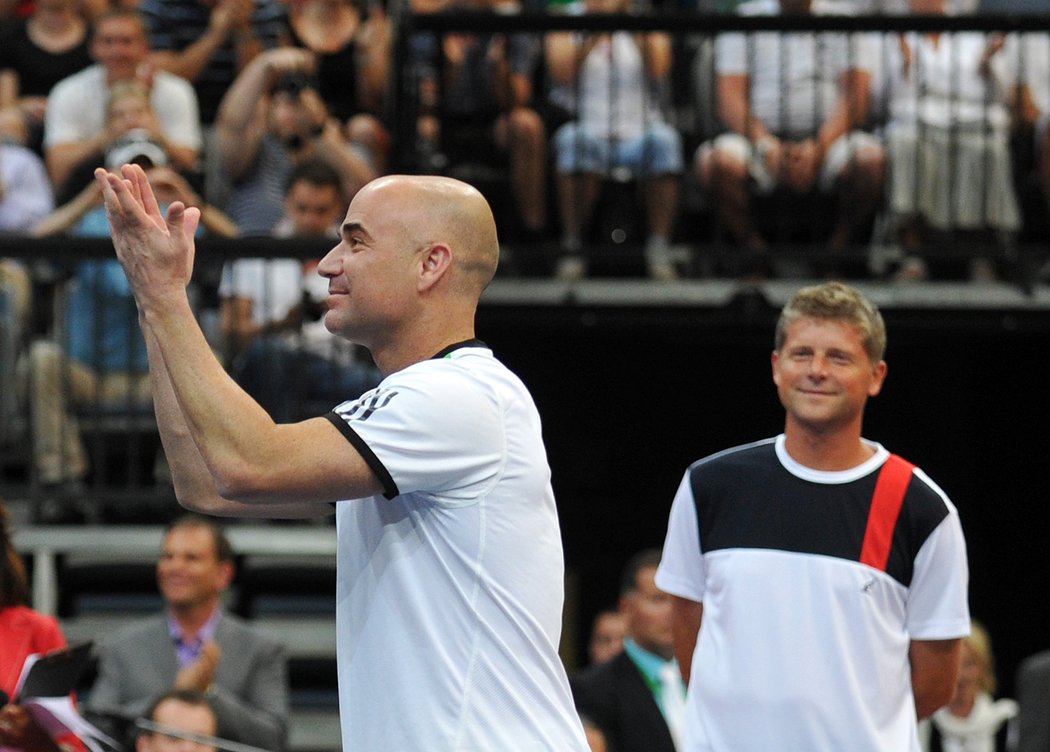 André Agassi porazil v exhibici legend Jiřího Nováka