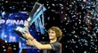 Alexander Zverev s trofejí pro vítěze tenisového Turnaje mistrů