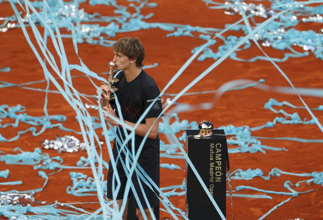 Alexander Zverev s trofejí