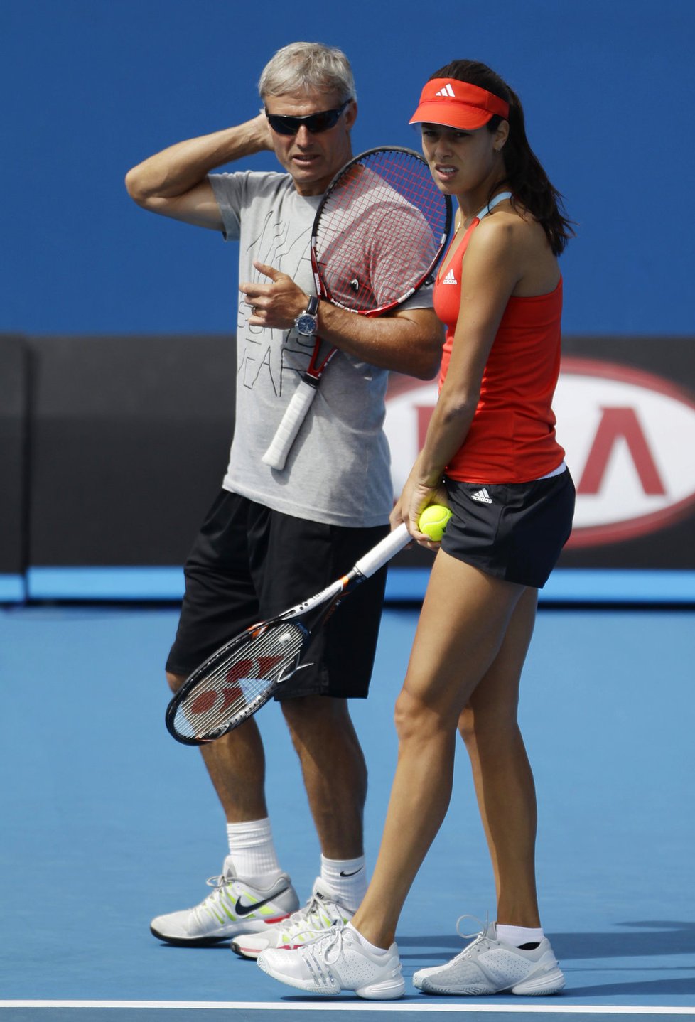 Ana Ivanovičová se svým koučem Nigelem Searsem, tchánem Andyho Murrayho