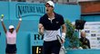 Britský tenista Andy Murray oslavil po boku Španěla Feliciana Lópeze pět měsíců po operaci kyčle návrat na kurty vítězstvím ve čtyřhře na turnaji v Londýně.