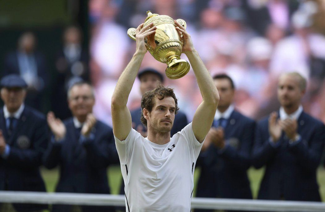 Andy Murray s vítězným pohárem za triumf ve Wimbledonu