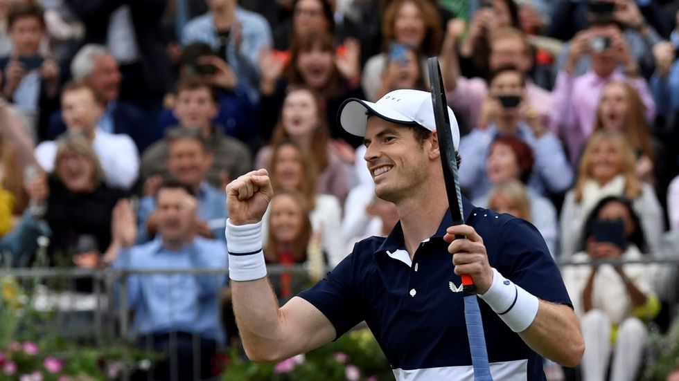 Britský tenista Andy Murray oslavil po boku Španěla Feliciana Lópeze pět měsíců po operaci kyčle návrat na kurty vítězstvím ve čtyřhře na turnaji v Londýně.