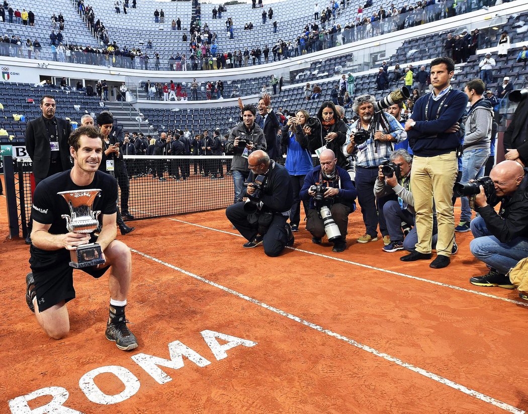 Andy Murray se fotí s vítěznou trofejí