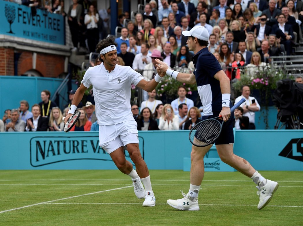 Britský tenista Andy Murray oslavil po boku Španěla Feliciana Lópeze pět měsíců po operaci kyčle návrat na kurty vítězstvím ve čtyřhře na turnaji v Londýně.