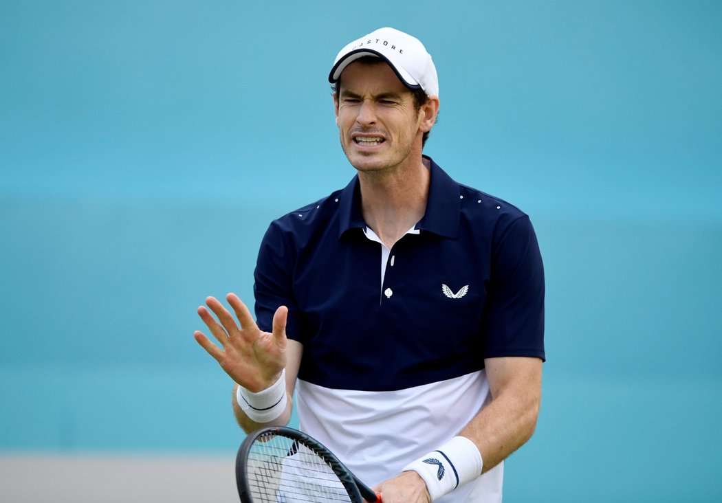 Britský tenista Andy Murray oslavil po boku Španěla Feliciana Lópeze pět měsíců po operaci kyčle návrat na kurty vítězstvím ve čtyřhře na turnaji v Londýně.