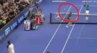 VIDEO: Roddick hodil raketu na podavačku míčků, pak trnul