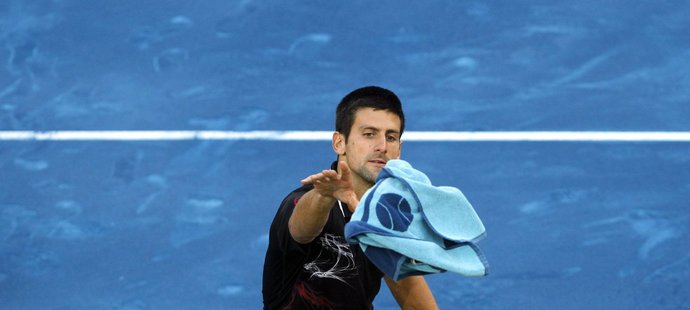 Srbský tenista Novak Djokovič si po druhém kole turnaje v Madridu stěžoval na modrou antuku