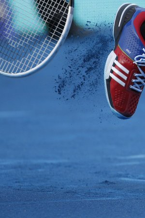 Djokovič oklepává z bot modrou antuku, kterou kritizují snad všichni tenisté hrající na turnaji v Madridu