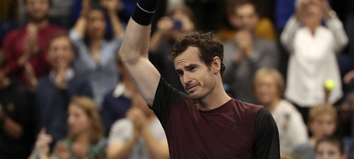 Andy Murray se po dvou a půl letech raduje z turnajového vítězství, ovládl akci v Antverpách