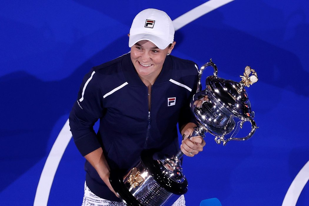 Ashleigh Bartyová s trofejí pro vítězku Australian Open