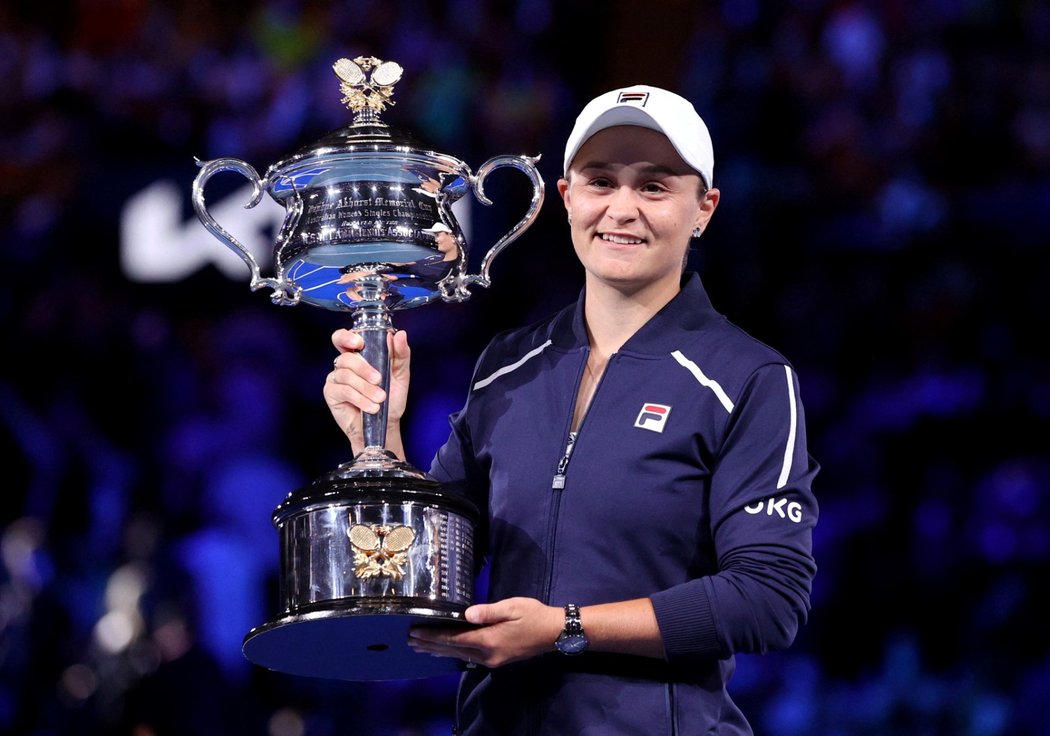 Ashleigh Bartyová s trofejí pro vítězku Australian Open