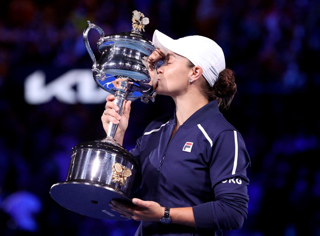 Ashleigh Bartyová s trofejí pro vítězku Australian Open