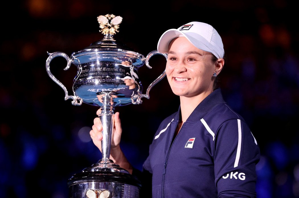 Ashleigh Bartyová s trofejí pro vítězku Australian Open