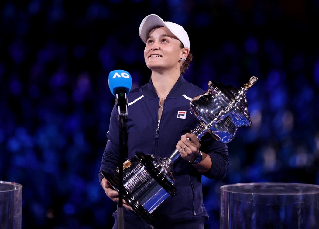 Ashleigh Bartyová s trofejí pro vítězku Australian Open