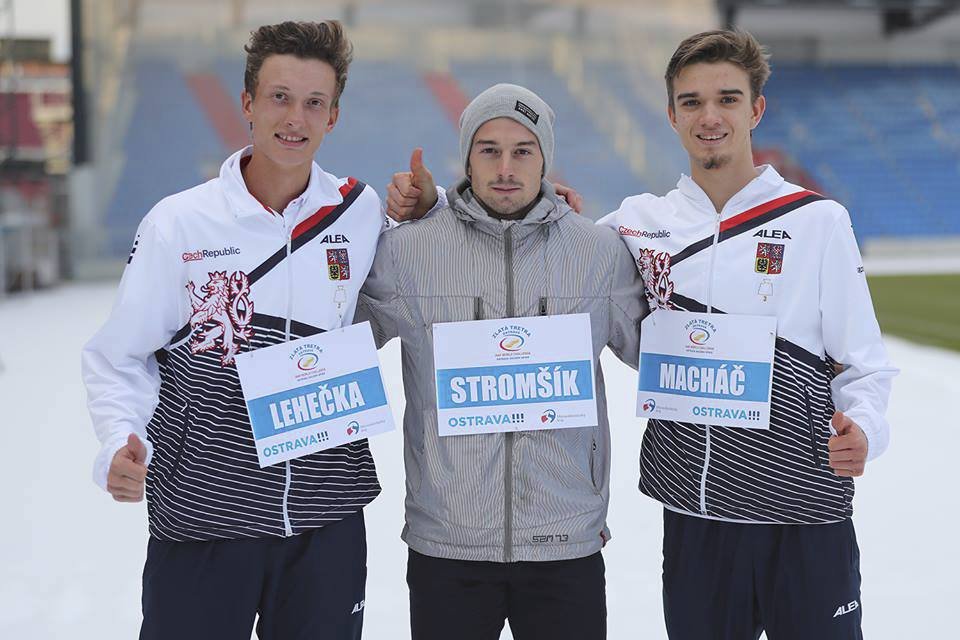 Atletický reprezentant Zdeněk Stromšík (uprostřed) v běhu na 100 metrů proti mladým tenisovým nadějím uspěl i na sněhu