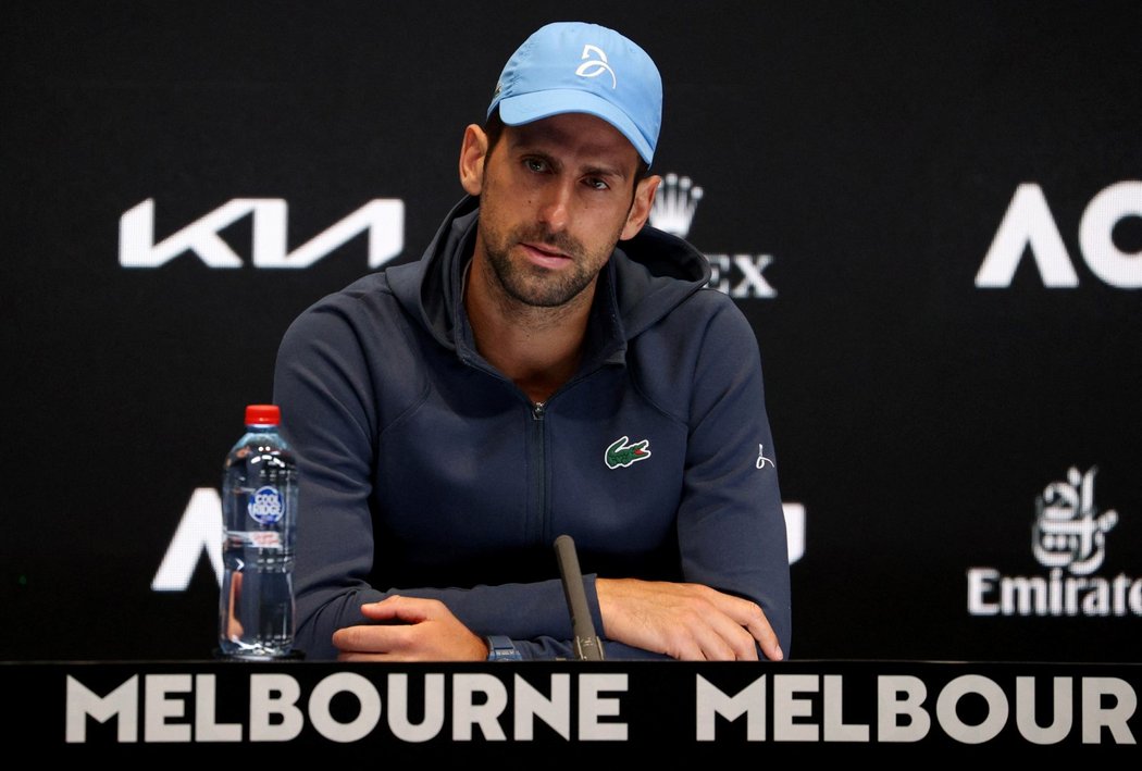 Hvězdný tenista Novak Djokovič se probojoval do čtvrtfinále Australian Open. Spoustu lidí ale více zajímá obsah jeho lahve