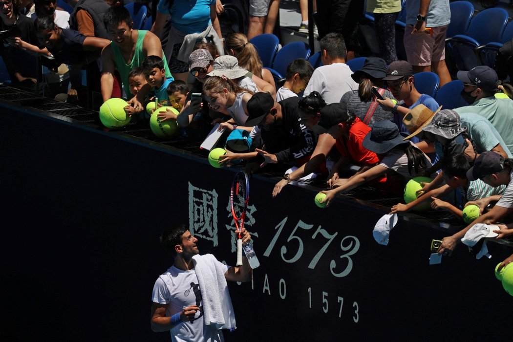 Novak Djokovič se po tréninku podepisuje fanouškům