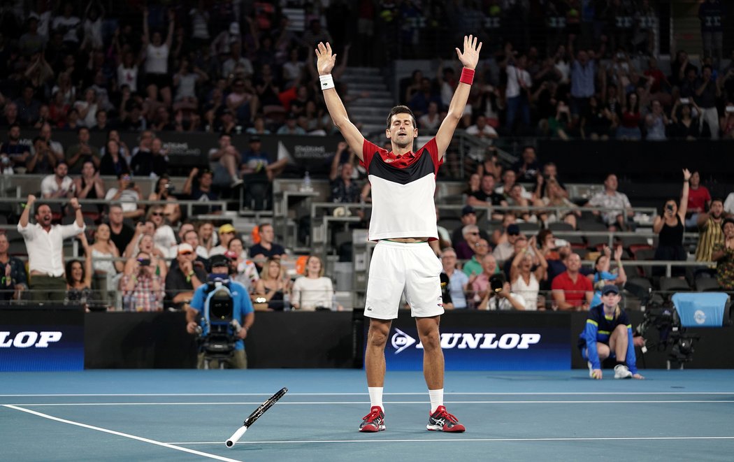 Novak Djokovič se raduje z výhry v prvním zápase ATP Cupu