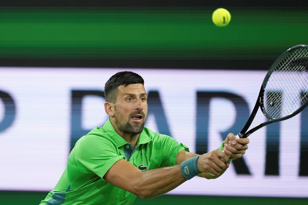 Novak Djokovič zahrává míček v utkání, kdy prohrál s outsiderem Nardim