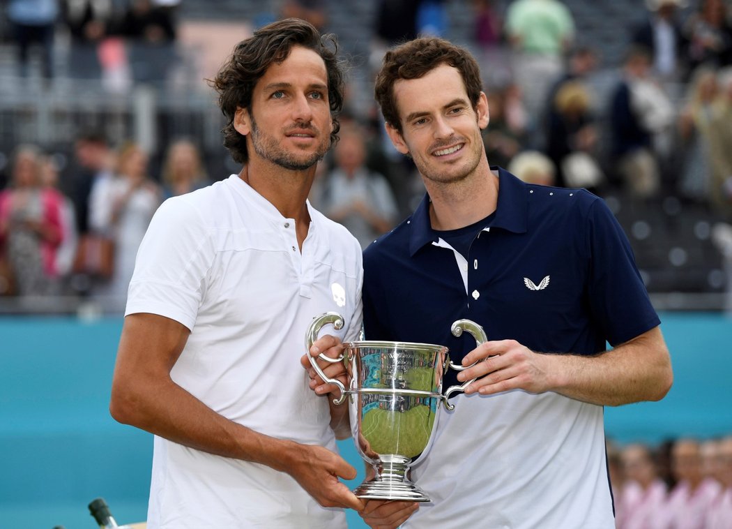 Vítězové turnaje v Londýně Feliciano López (vlevo) a Andy Murray