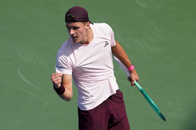 Tři české postupy na US Open. Slaví Menšík či Bouzková, Siniaková padla s Ósakaovou Tři české postupy na US Open. Slaví Menšík či Bouzková, Siniaková padla s Ósakaovou