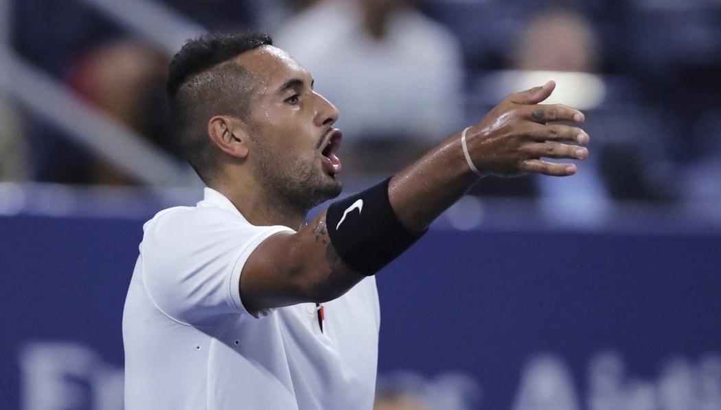 Nick Kyrgios vyřadil v prvním kole US Open domácího Johnsona. I po vydařeném zápase si ale pustil pusu na špacír.