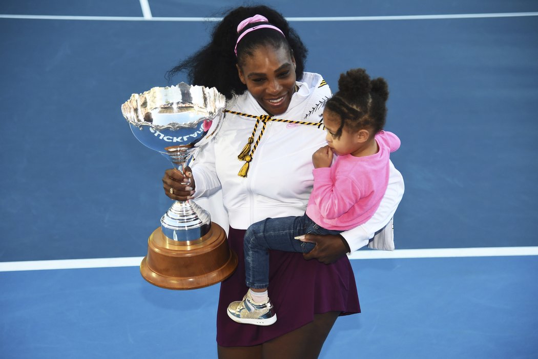 Serena Williamsová si při převzetí trofeje v Aucklandu vzala do náruče dceru Alexis Olympii