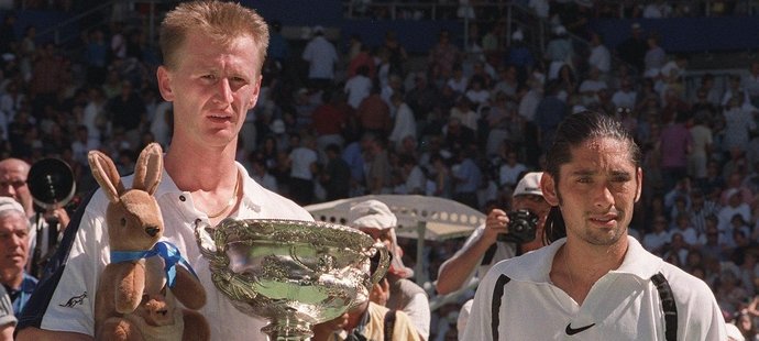 Petr Korda s trofejí pro vítěze Australian Open v roce 1998, vedle něho poražený finalista Marcelo Rios