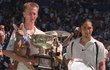 Petr Korda s trofejí pro vítěze Australian Open v roce 1998, vedle něho poražený finalista Marcelo Rios
