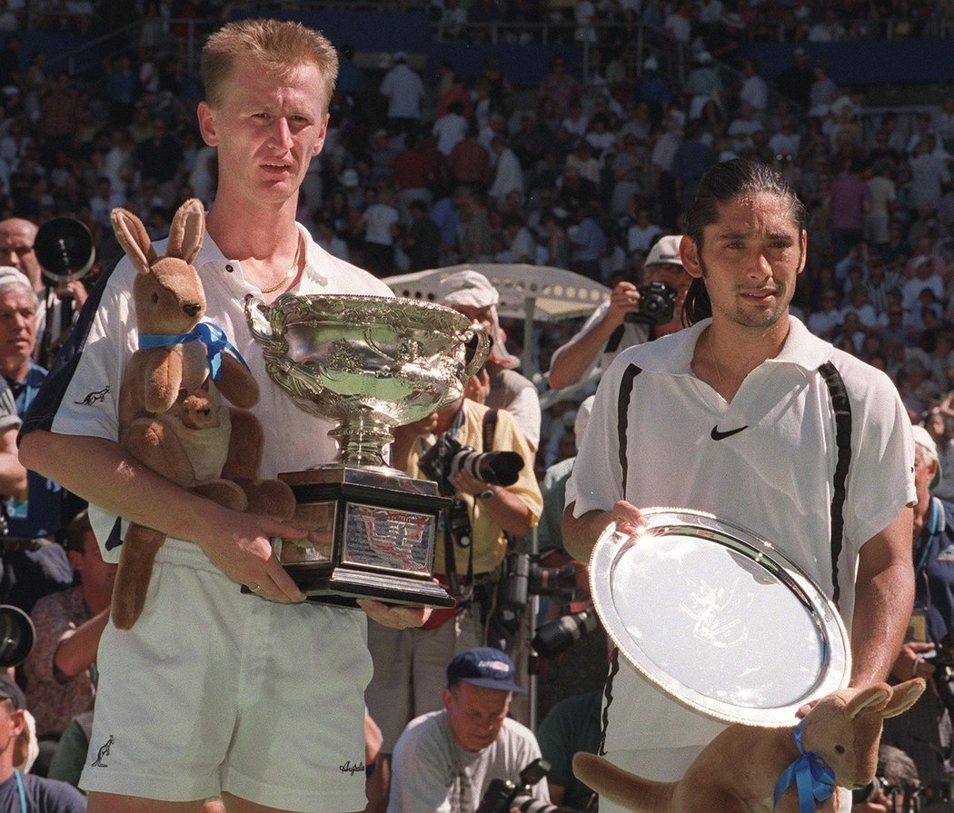 Petr Korda s trofejí pro vítěze Australian Open v roce 1998, vedle něho poražený finalista Marcelo Rios