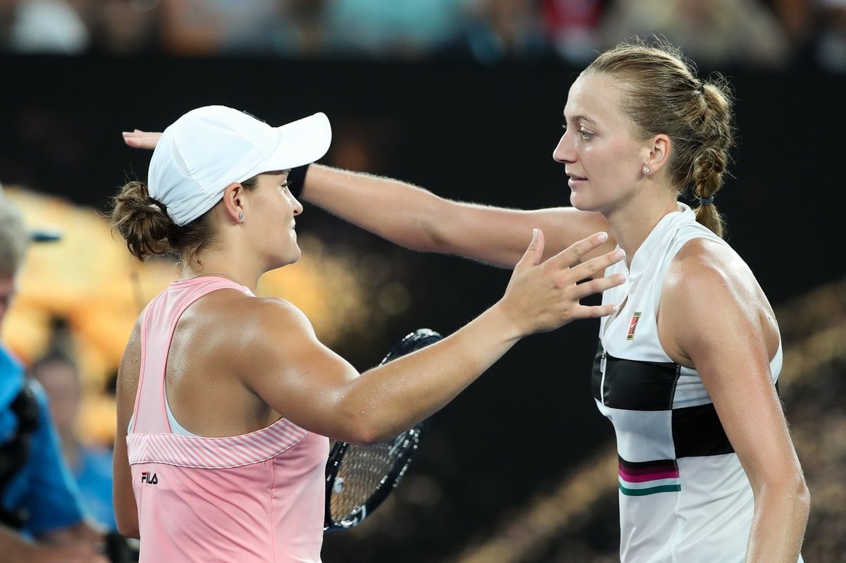 Petra Kvitová (vpravo) se jde obejmout s Ashleigh Bartyovou po vítězném čtvrtfinále Australian Open 2019