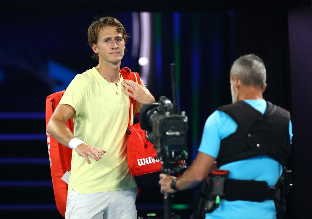 Zklamaný tenista Sebastian Korda musel kvůli zranění zápěstí skrečovat čtvrtfinále Australian Open