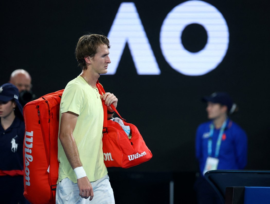 Smutný Sebastian Korda opouští kurt po skreči ve čtvrtfinále Australian Open