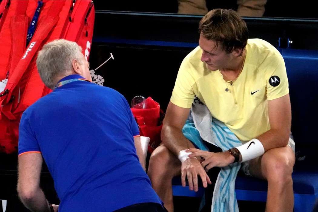 Sebastian Korda si drží poraněné zápěstí, se kterým vydržel hrát až do 3. setu, v něm ale čtvrtfinále Australian Open skrečoval
