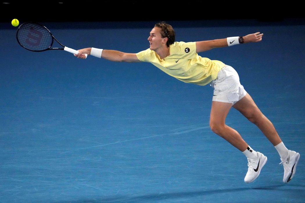 Sebastian Korda ve čtvrtfinálovém utkání Australian Open proti Rusovi Karenu Chačanovovi