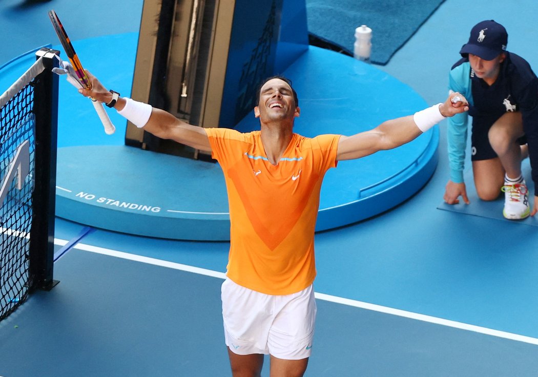Rafael Nadal jako obhájce triumfu z minulého Australian Open slaví postup do dalšího kola. O formě se ale pochybuje