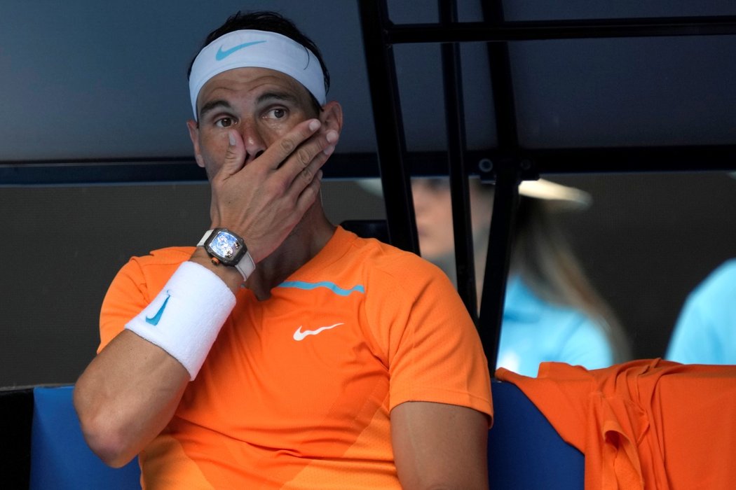 Rafael Nadal během 1. kola Australian Open řešil nepříjemnou věc. Jeden ze sběračů míčků mu sebral raketu