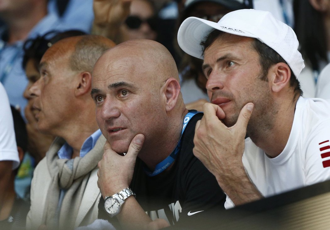 Andre Agassi a Radek Štěpánek sledují počíná Djokoviče