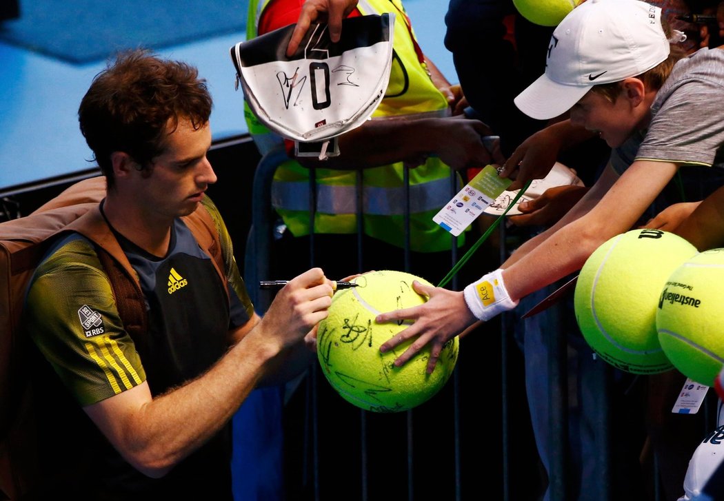 Andy Murray se podepisuje fanouškům po vyhraném zápasu