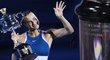 U jména Aryny Sabalenkové na poháru pro vítězku Australian Open chybí její domovina