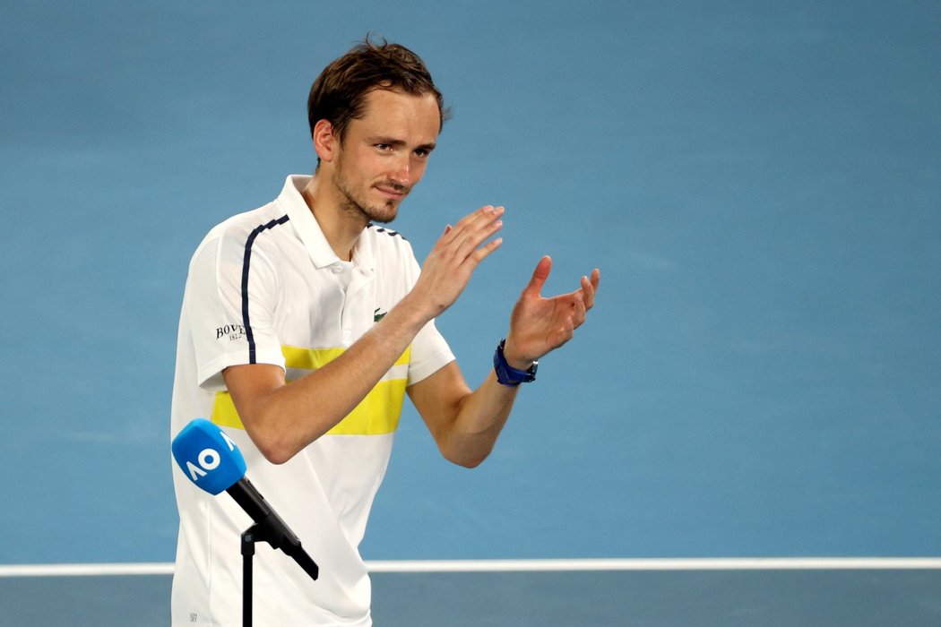 Daniil Medveděv děkuje fanouškům po vítězném semifinále