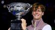 Jannik Sinner s trofejí za vítězství na Australian Open