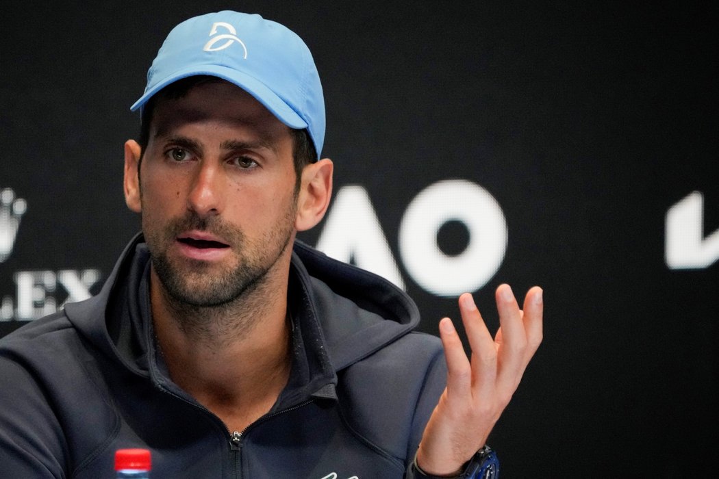 Hvězdný tenista Novak Djokovič se probojoval do čtvrtfinále Australian Open. Spoustu lidí ale více zajímá obsah jeho lahve