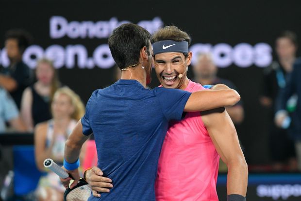 Novak Djokovič objímá Rafaela Nadala v exhibici na pomoc lidem strádajícím kvůli brutálním požárům v Austrálii Novak Djokovič objímá Rafaela Nadala v exhibici na pomoc lidem strádajícím kvůli brutálním požárům v Austrálii