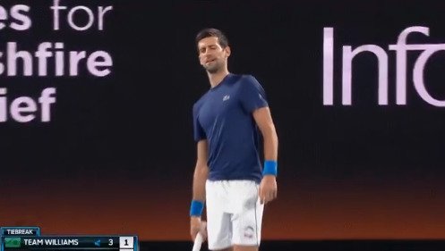 Novak Djokovič sleduje, jak na něj Rafael Nadal ukazuje prostředníček...