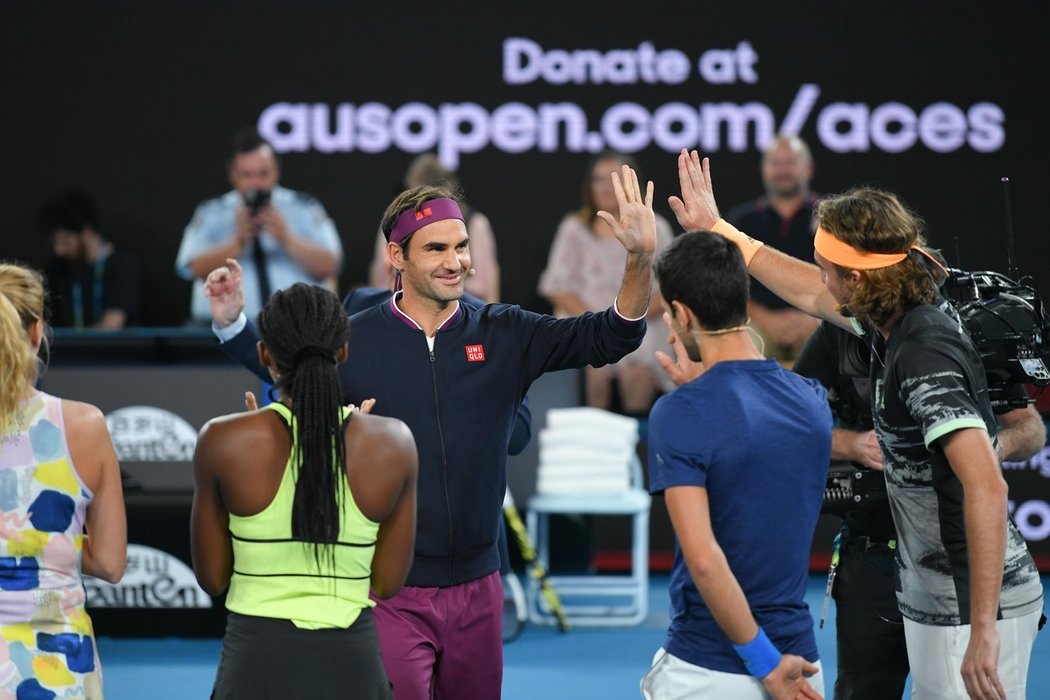 Roger Federer se zdraví s dalšími hvězdami na exhibici v Melbourne