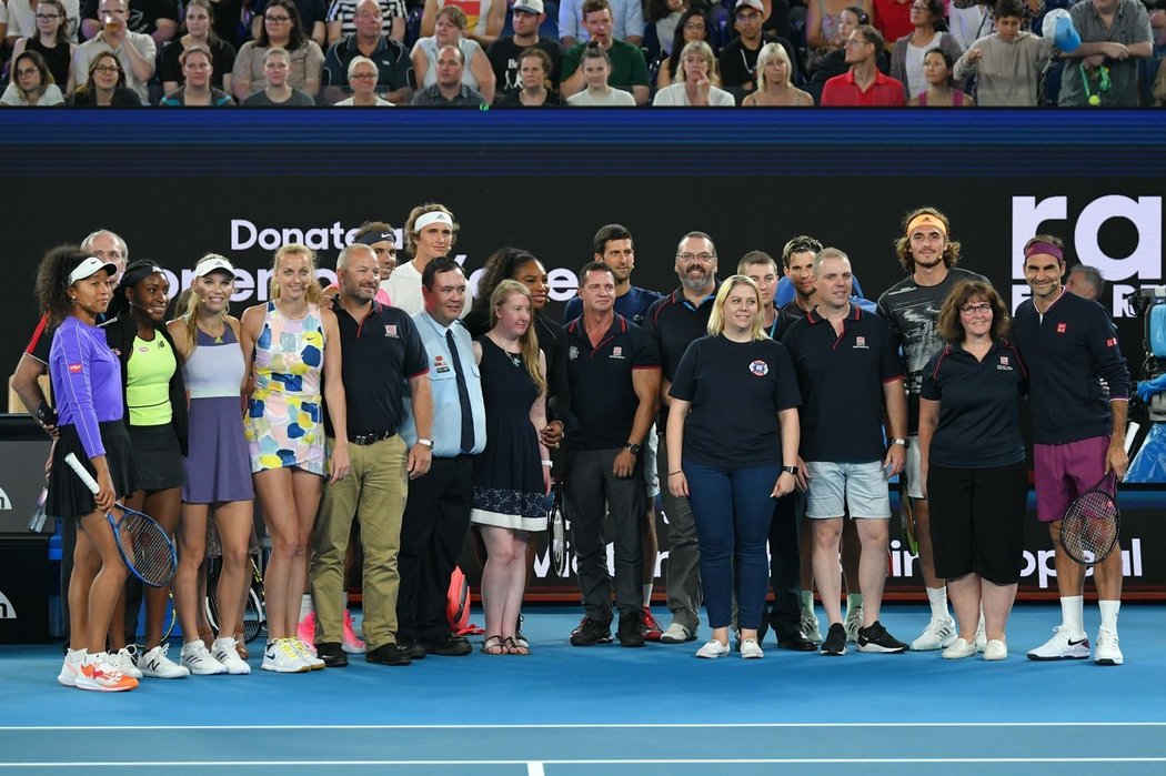 Hvězdná tenisová společnost se sešla na exhibici v Melbourne, na kurt si pozvala i hasiče, kteří bojují s děsivými požáry