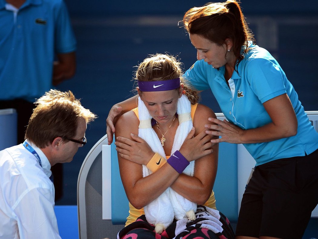 Běloruská tenistka Azarenková v závěru duelu s Američankou Stephensovou, kdy si na kurtu zavolala lékaře